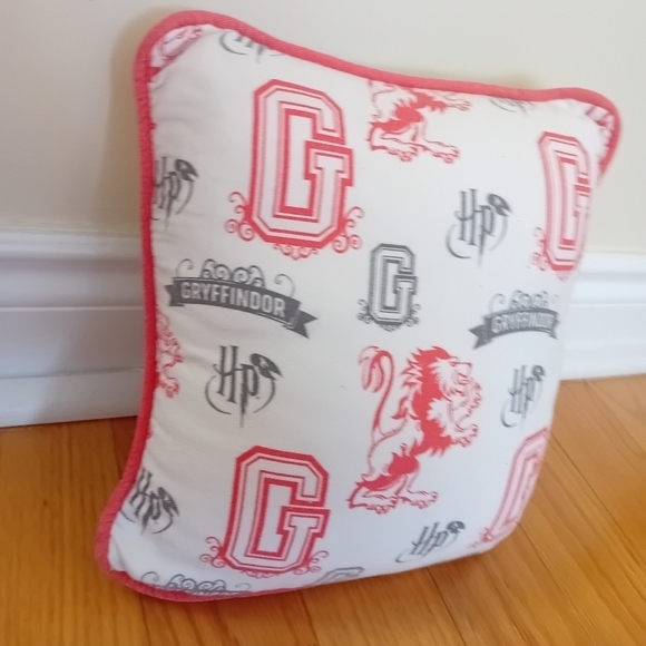 Primark Warner Bros. Harry Potter Gryffindor Crest Lion Square Cushion - Picture 5 of 5